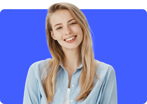 Joven sonriendo, simbolizando experiencias y disfrute.