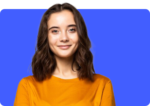 Joven sonriendo con una expresión positiva, representando la juventud.