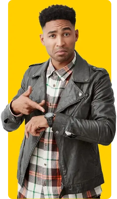Joven con gorra y chaqueta de cuero señalando su muñeca, sugiriendo dinamismo y oportunidades.